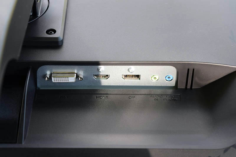 HDMIN, DVI und Displayport Anschluss, sowie Kopfhörer und AUX 