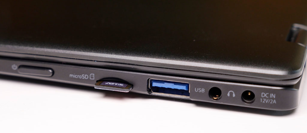 Rechts gibt´s neben dem Ladeport und Kopfhöreranschluss einen USB - A 3.0 Port sowie einen Micro SD Kartenleser und den Power-Knopf