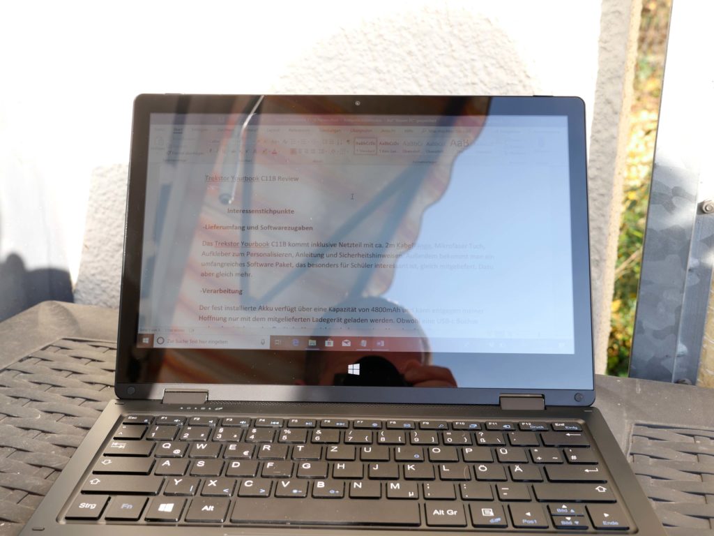 Auch draußen kann man mit dem YourBook C11B arbeiten, auch wenn es hellere Displays gibt.