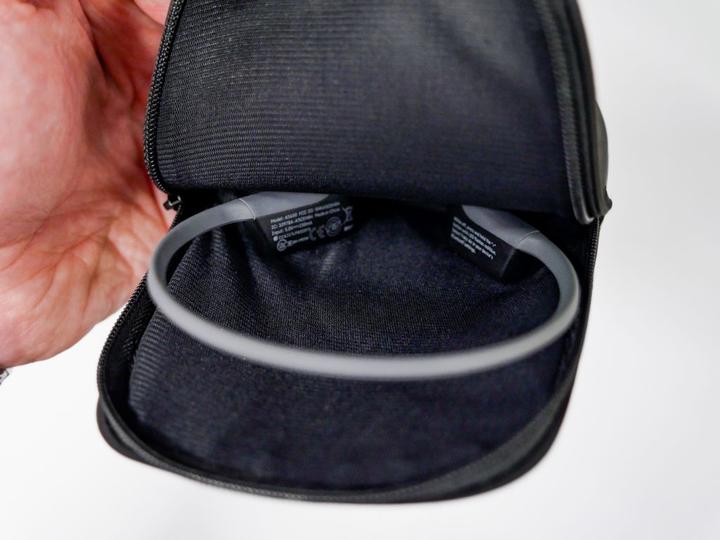 Die Tasche der Aftershokz Trekz Air besteht aus Gummi und ist innen mit Stoff ausgekleidet.