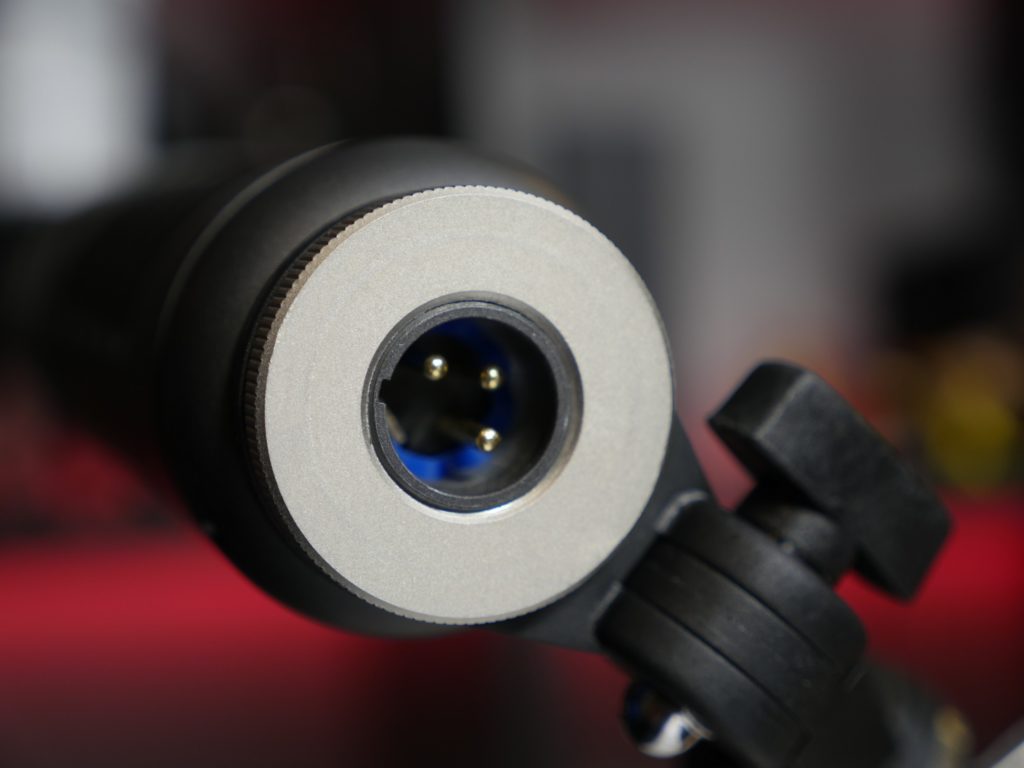 Der Anschluss des Rode Procaster Mikrofons. Es handelt sich um einen XLR-Anschluss.